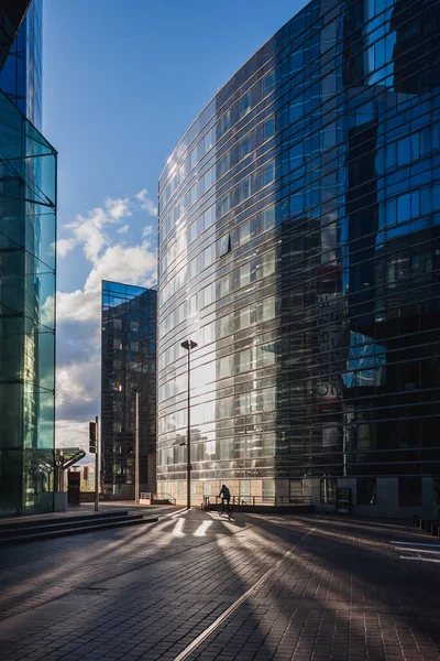 Un ciclista solitario al atardecer en el distrito financiero de París de La Defense — Foto de Stock