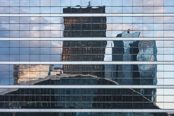 Reflexión de edificios de oficinas sobre el cristal en el centro de negocios de La Defense — Foto de Stock