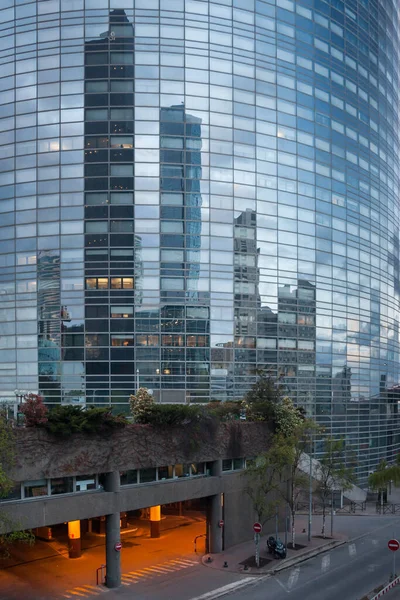 Réflexion des immeubles de bureaux sur le verre dans le centre d'affaires de La Défense — Photo