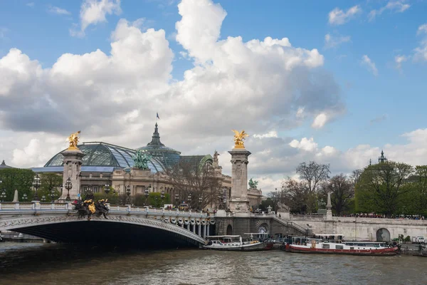 Vue sur la promenade de Paris, le pont et les bateaux de tourisme — Photo