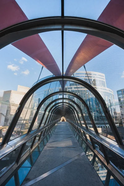 La Defense 'ın modern iş bölgesinde Japon Köprüsü — Stok fotoğraf