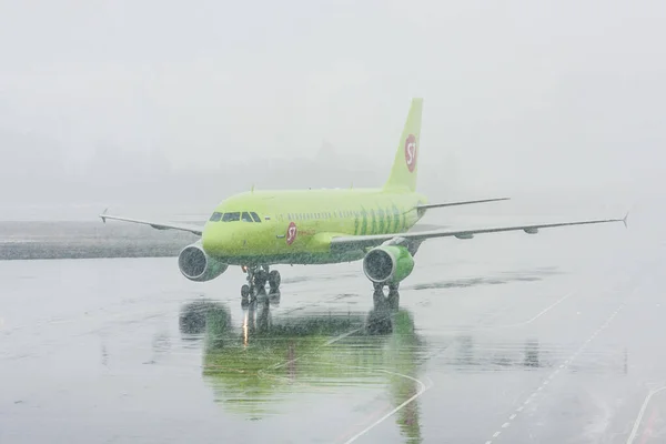 Plane in difficult flight conditions landed at the airport — Stock Photo, Image