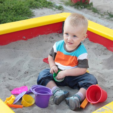 sevimli küçük bir çocuk