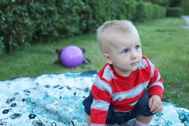 Çocuk dışarıda oynuyor.