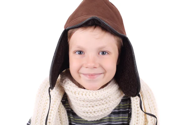 Ragazzo con cappello invernale e sciarpa — Foto Stock