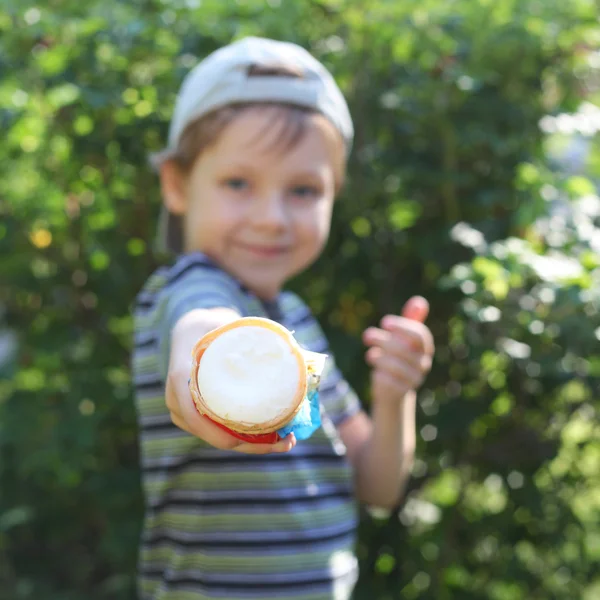 Хлопчик і морозива — стокове фото