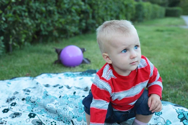 Çocuk dışarıda oynuyor.