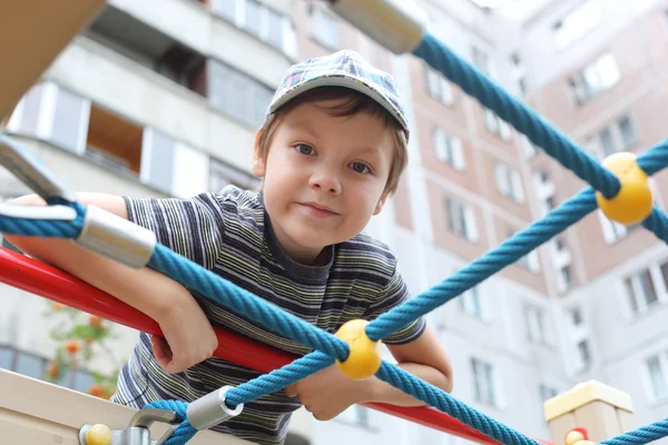 Jongen op de speelplaats — Stockfoto