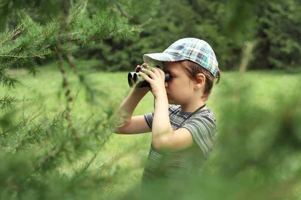 Jongen die buiten speelt — Stockfoto