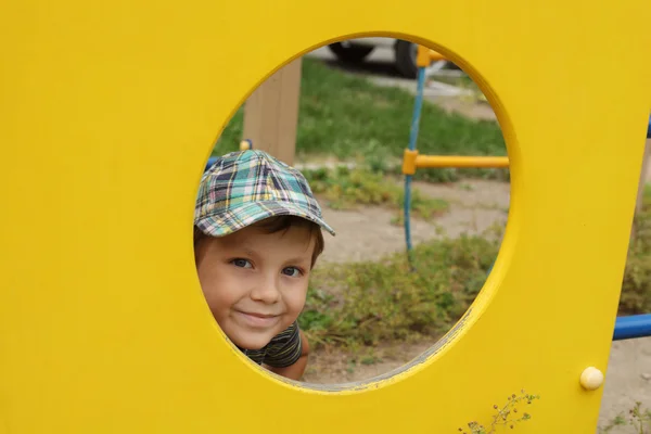 Хлопчик на дитячому майданчику — стокове фото