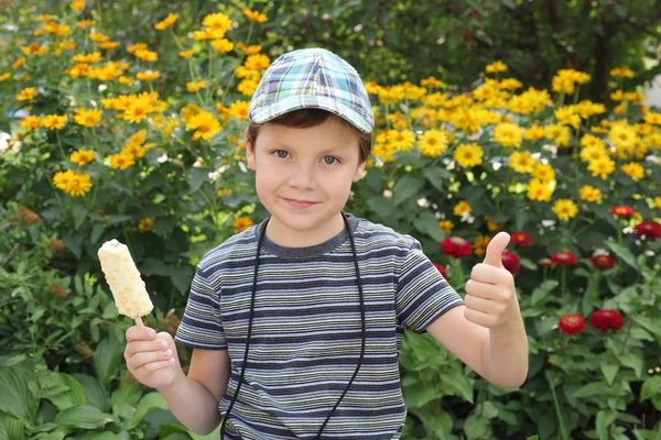 Boy with an ice cream — Stock Photo, Image