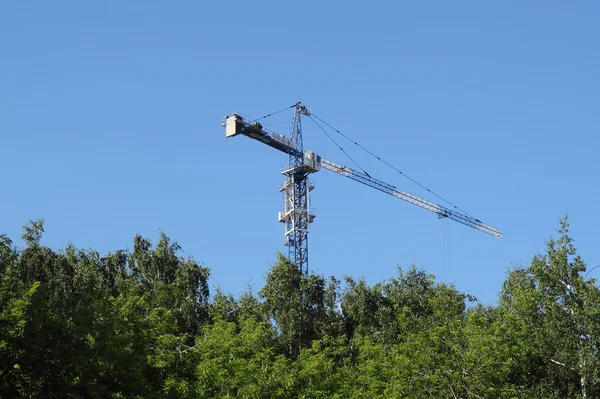 Building Crane Green Trees — Stock Photo, Image