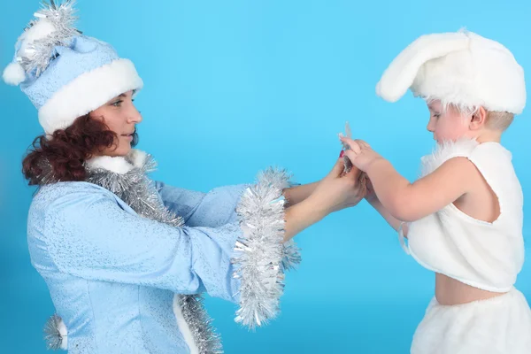 Schneemädchen und kleiner Hase — Stockfoto