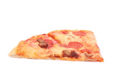 Pizza beyazda izole.