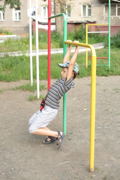 Jongen die buiten speelt — Stockfoto