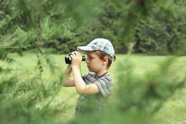 Pojke leker utomhus — Stockfoto