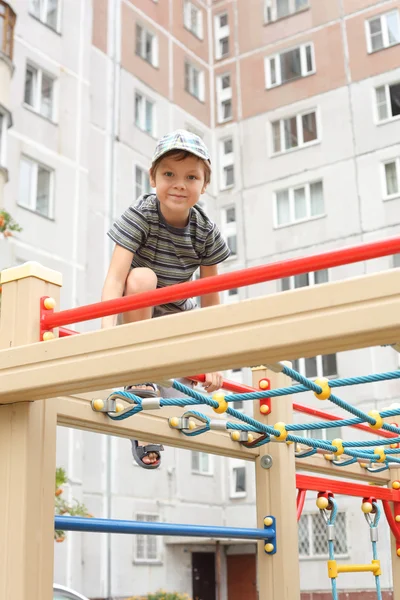 Menino brincando ao ar livre — Fotografia de Stock