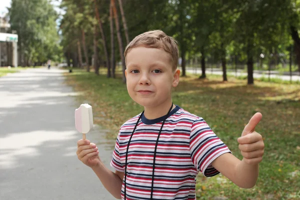 Schattig jongetje — Stockfoto