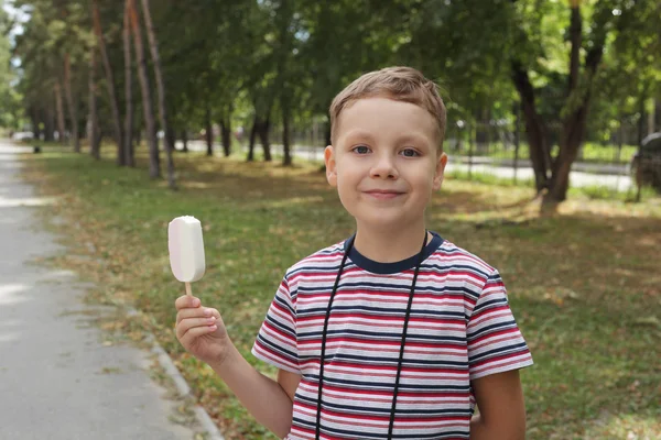 Schattige jongen buitenshuis — Stockfoto