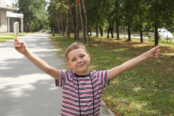 Niedlicher kleiner Junge — Stockfoto