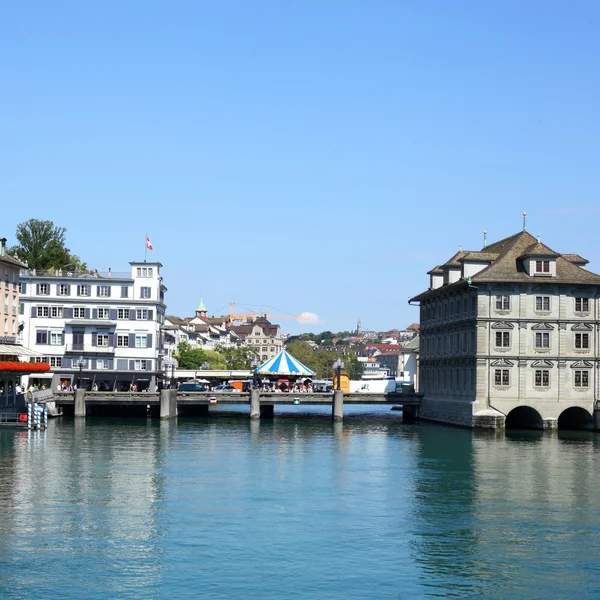 旧的历史建筑物附近的水在蓝蓝的天空背景 — 图库照片