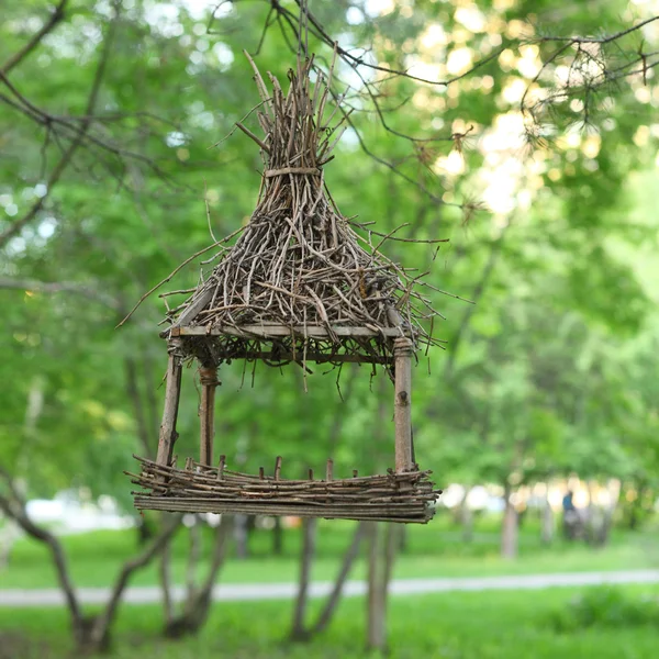 Mangeoire à oiseaux dans un parc — Photo