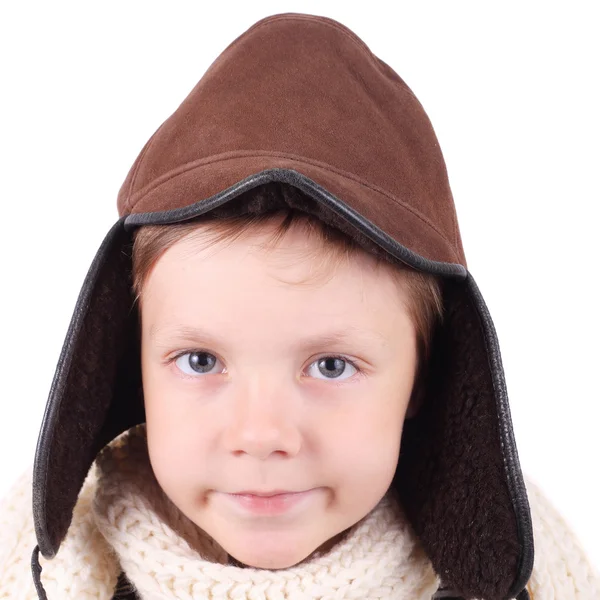 Мальчик в зимней кепке — стоковое фото