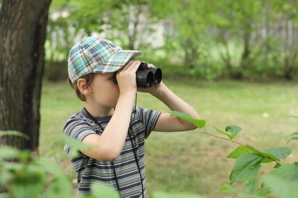 屋外で遊ぶ少年 — ストック写真