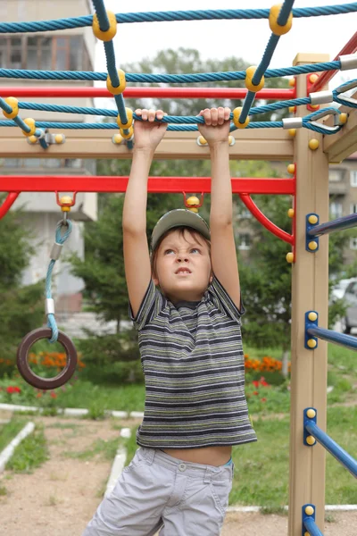 Menino brincando ao ar livre — Fotografia de Stock