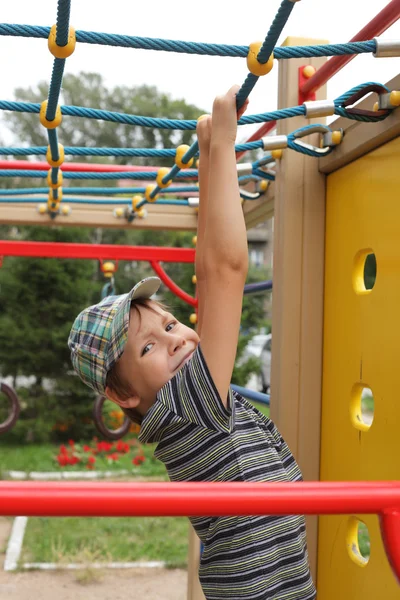 Menino brincando ao ar livre — Fotografia de Stock