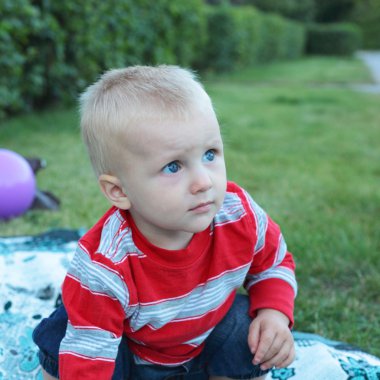 Şirin küçük çocuk.