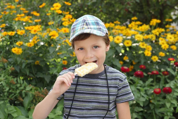 Söt liten pojke — Stockfoto