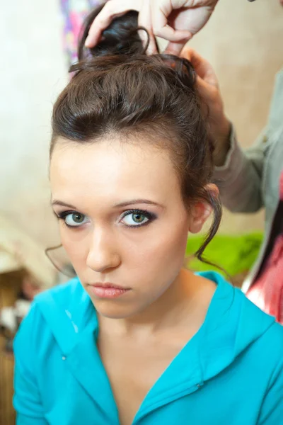 Girl making hairstyle — Stock Photo, Image