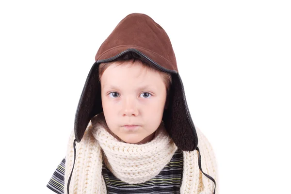 Menino usando boné de inverno e cachecol — Fotografia de Stock