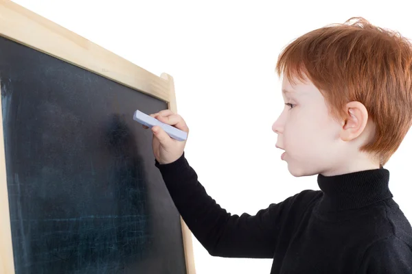 Junge schreibt auf die Tafel — Stockfoto