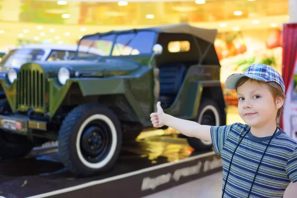 Jongen en auto — Stockfoto