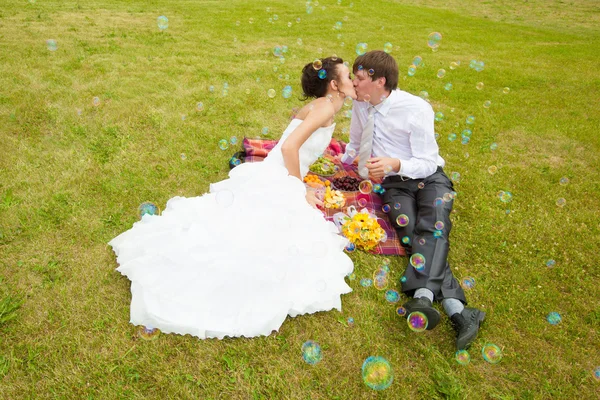 Matrimonio pareja besos —  Fotos de Stock