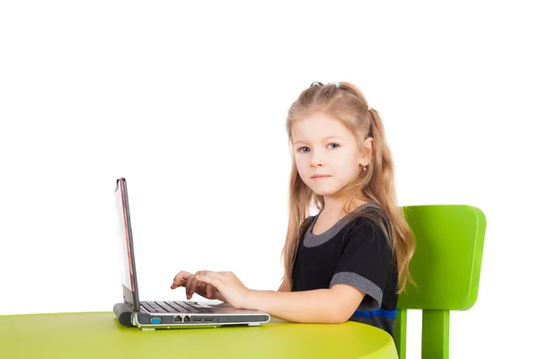 Meisje met computer — Stockfoto