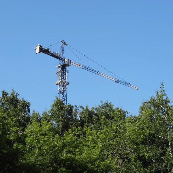 Building Crane Green Trees — Stock Photo, Image