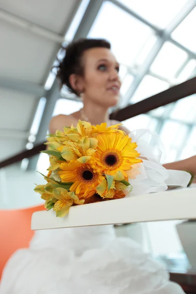 Nevěsta a květiny — Stock fotografie
