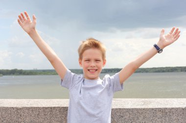 İskele üzerinde boy gülümseyerek