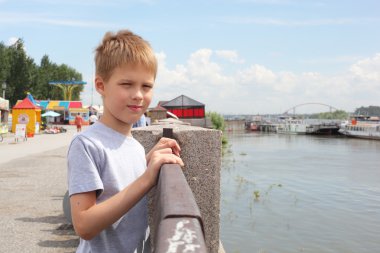 chłopczyk na nabrzeżu