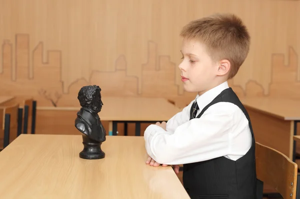 Little boy looking at the sculpture — Stock Photo, Image