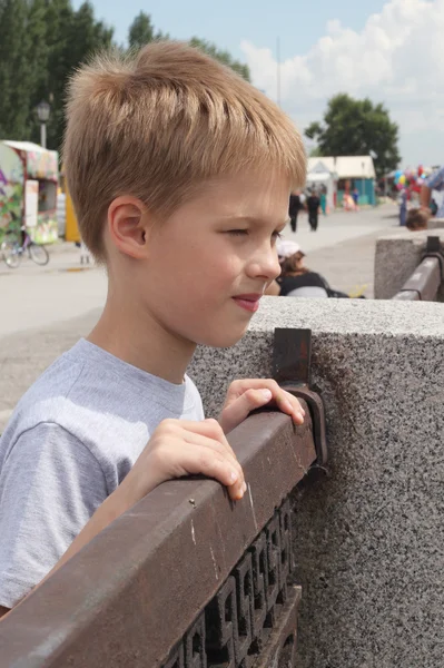 Lachende jongen op de kade — Stockfoto