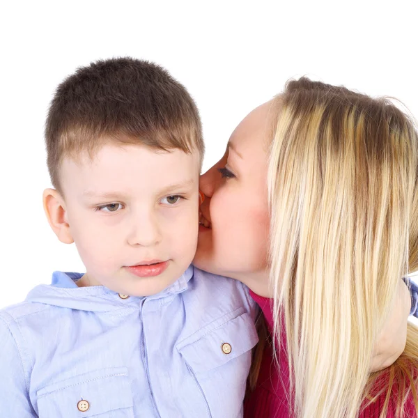 Mutter küsst ihren kleinen Jungen — Stockfoto