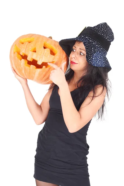 Häxa med halloween pumpa — Stockfoto