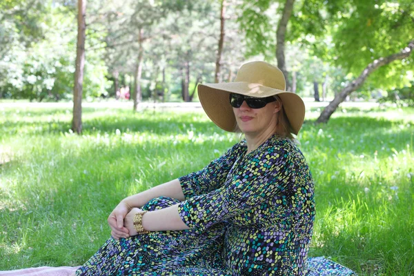 Femme relaxante dans le parc — Photo