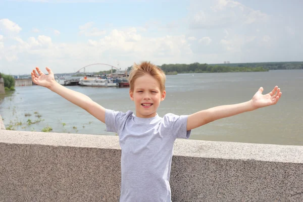 Kleine jongen op de kade — Stockfoto