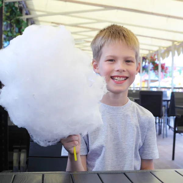 Liten pojke med sockervadd — Stockfoto