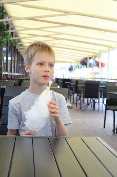 Kleine jongen met suikerspin — Stockfoto